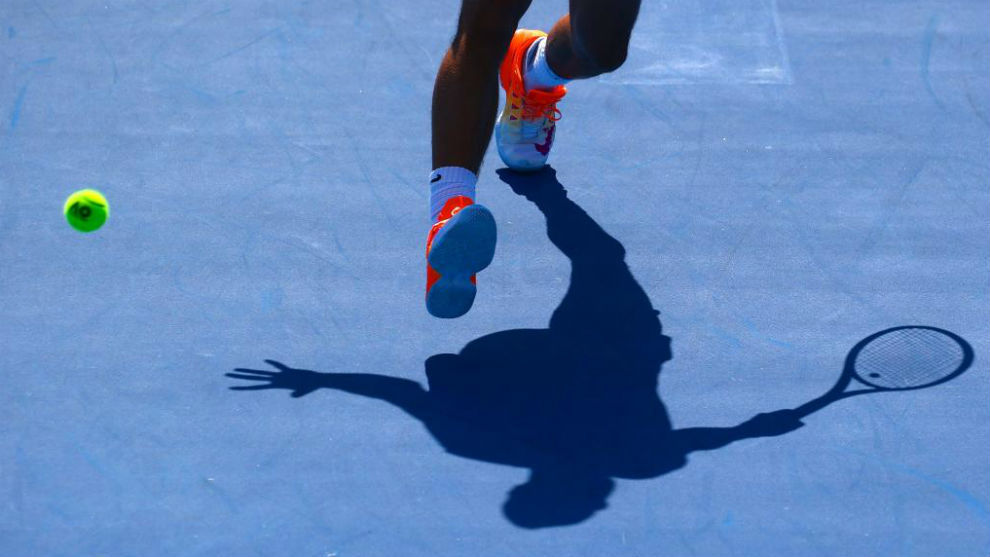 Sombra de un tenista sobre las pistas de Melbourne Park.