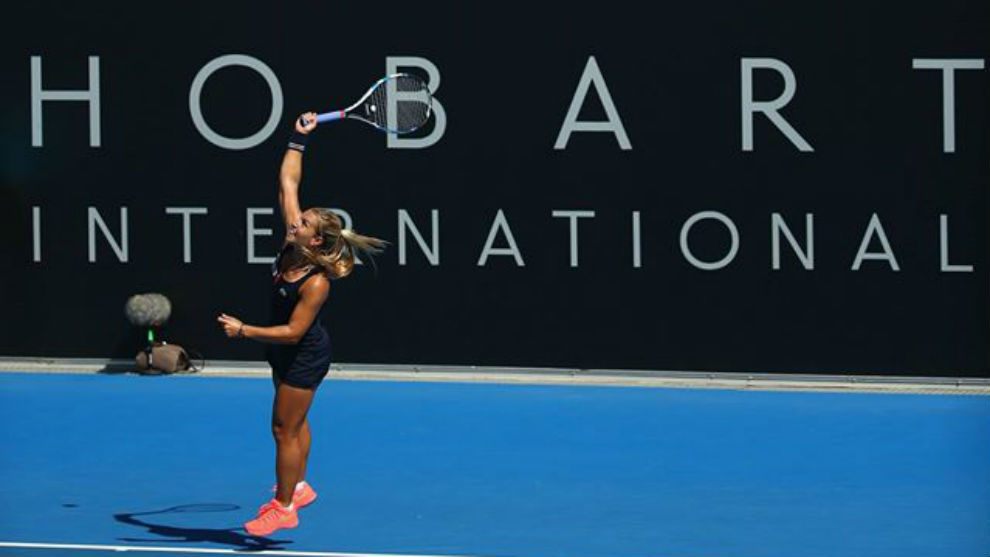 Una tenista realizando un servicio en el torneo de Hobart.