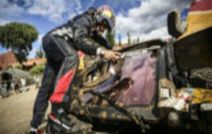 Carlos Sainz evala el estado de su coche tras el accidente del...
