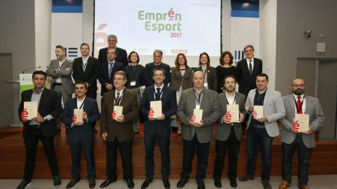 Los galardonados y los padrinos de la gala Emprén Esport 2017.