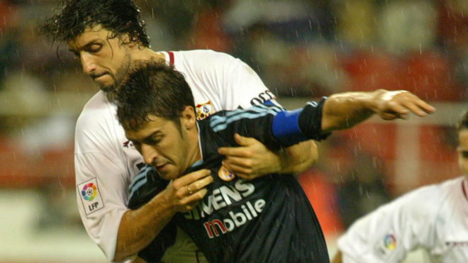 Pablo Alfaro agarra a Ral en aquel Sevilla-Real Madrid.