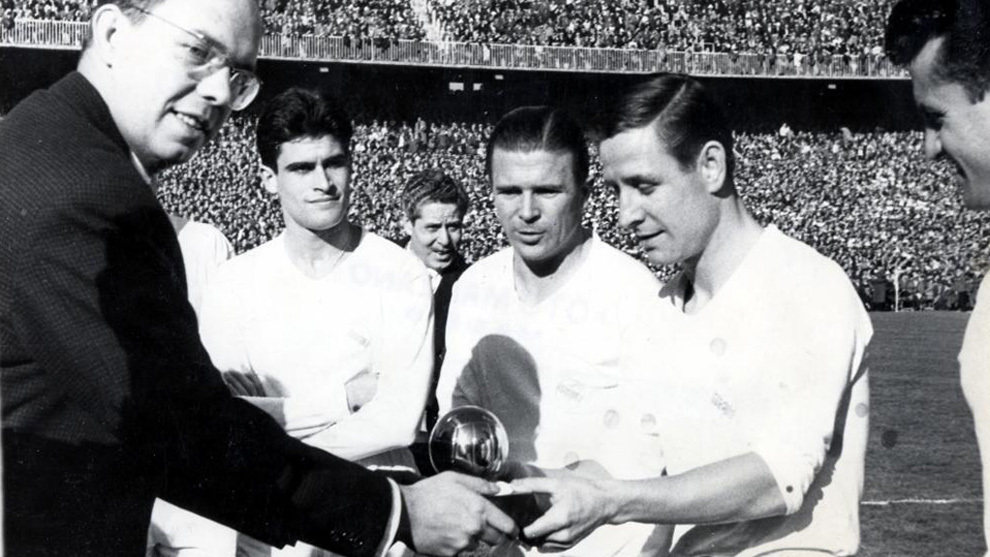 Kopa recibe su Balón de Oro en el Bernabéu en 1958