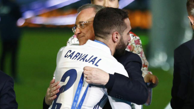 Carvajal se abraza con Florentino tras el Mundial de clubes