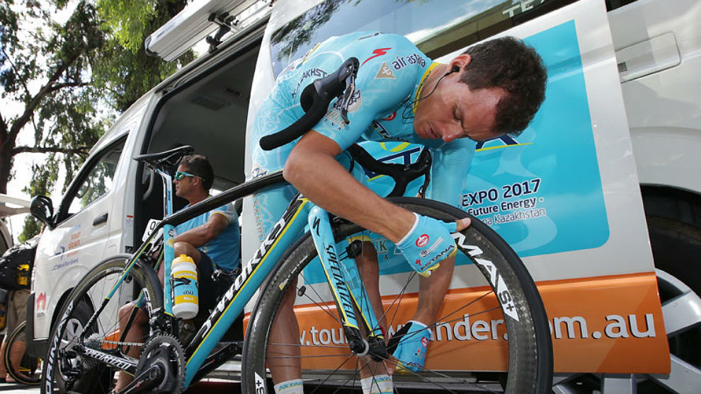 Luis Len Snchez supervisa su bicicleta antes de una etapa del Tour...