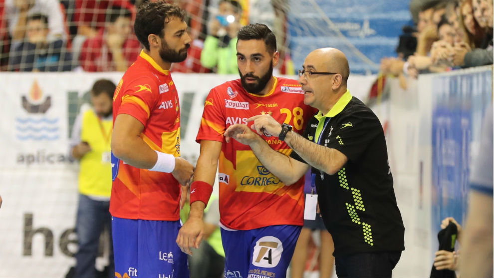 Jordi Ribera, impartiendo instrucciones a sus jugadores en un partido.