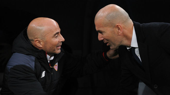 Sampaoli y Zidane se saludan antes del partido de ida.