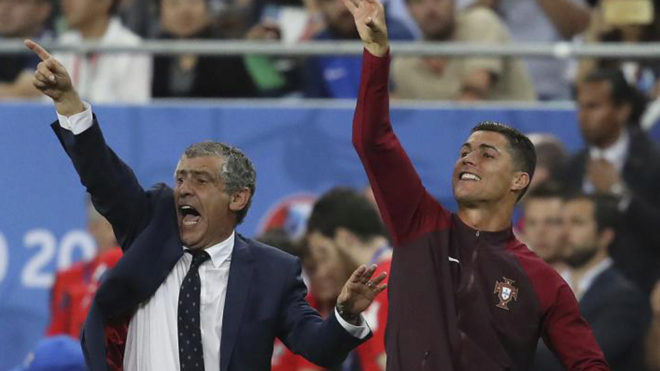 Cristiano y Fernando Santos en la final de la Eurocopa 2016 contra...