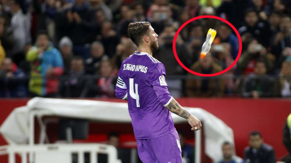 Una botella lanzada contra Ramos tras su gol.