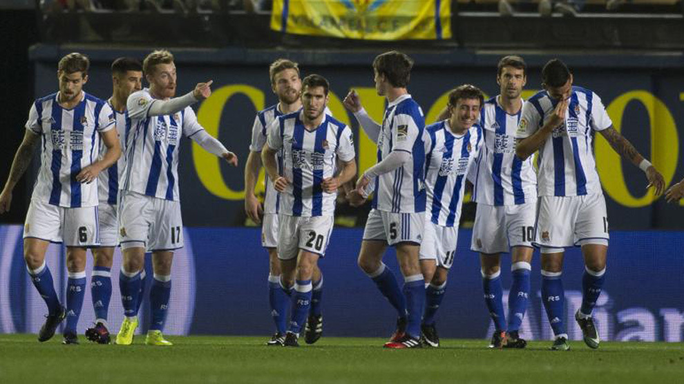 Los jugadores de la Real durante el partido contra el Villarreal