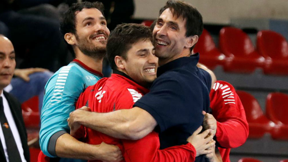 Mateo Garralda celebra el triunfo de Chile con sus jugadores.