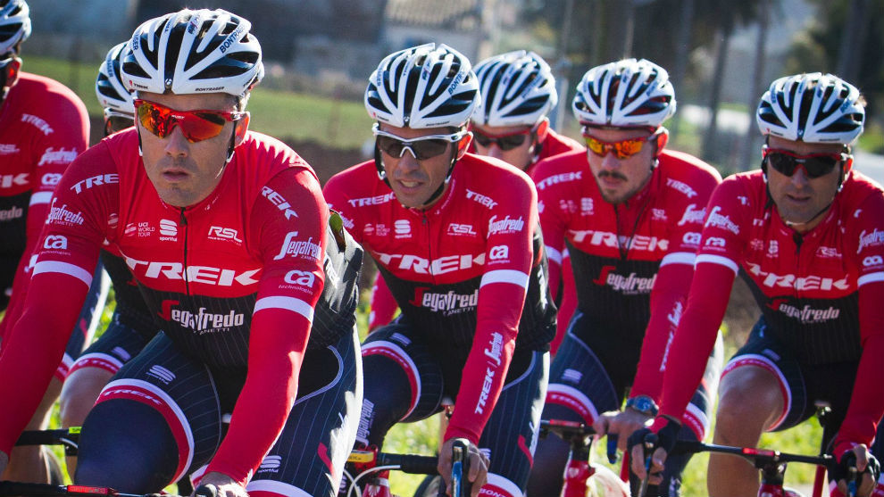 Contador, detrs de Zubeldia, en un entrenamiento del Trek en...