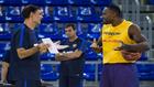 Bartzokas dialoga con Dorsey durante un entrenamiento del Barcelona.
