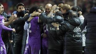 Los jugadores del Real Madrid celebran el gol de Asensio en el...
