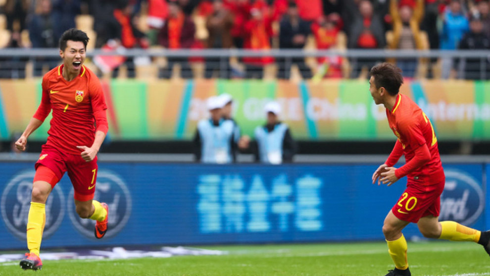 Wang Jingbin celebra el gol del empate en el ltimo minuto ante...