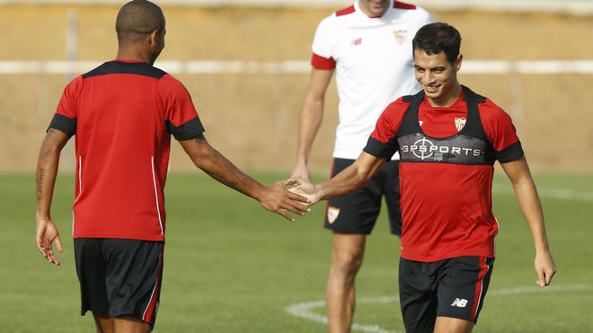 Mariano y Ben Yedder se chocan la mano en un entrenamiento.