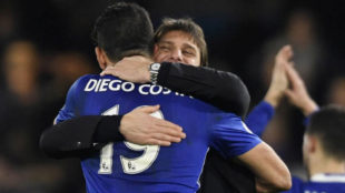 Costa y Conte se abrazan tras un partido.