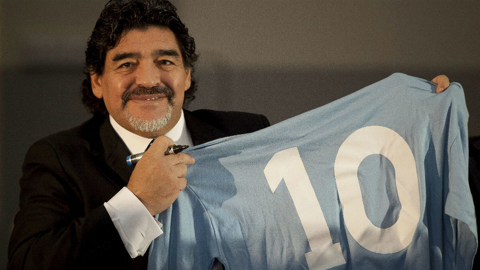 Maradona, con una camiseta antigua del &apos;Napoli&apos;.