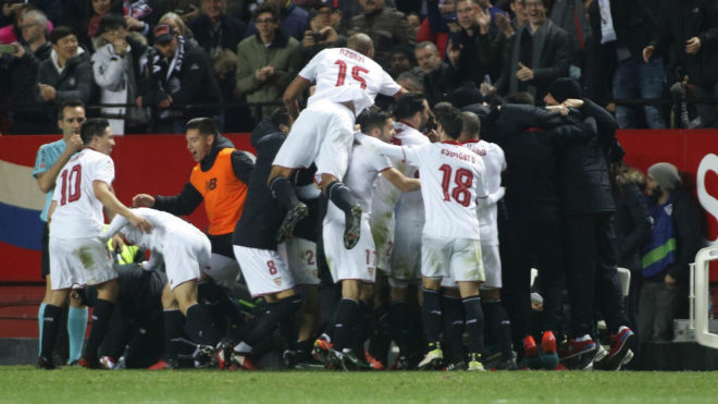 Los jugadores del Sevilla celebran el gol de Jovetic al Madrid.
