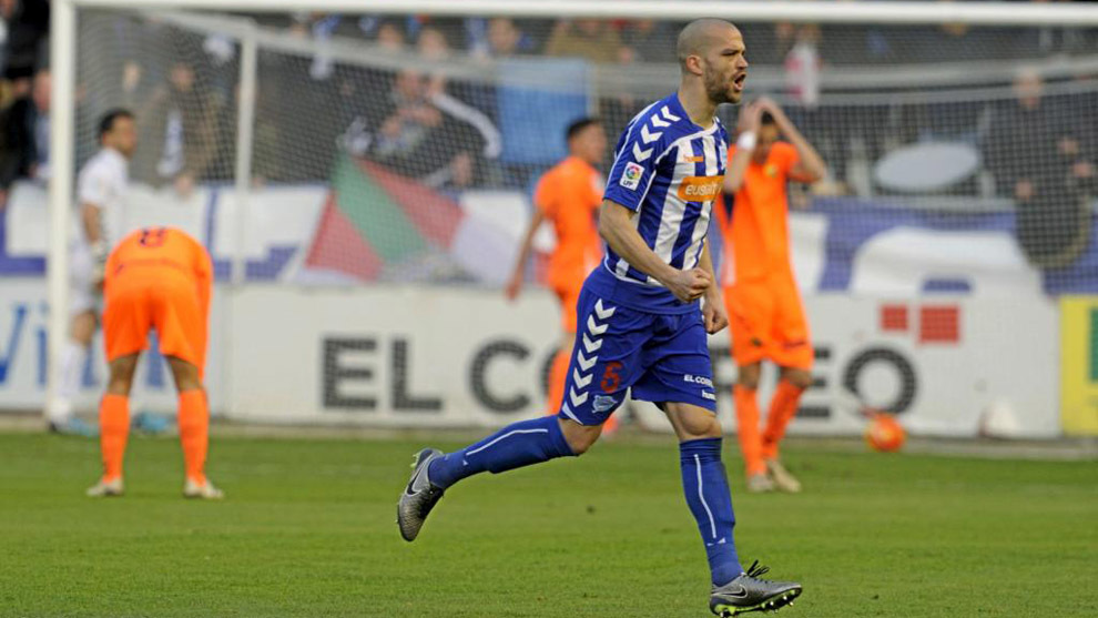 Laguardia celebrando un gol con el Alavs.