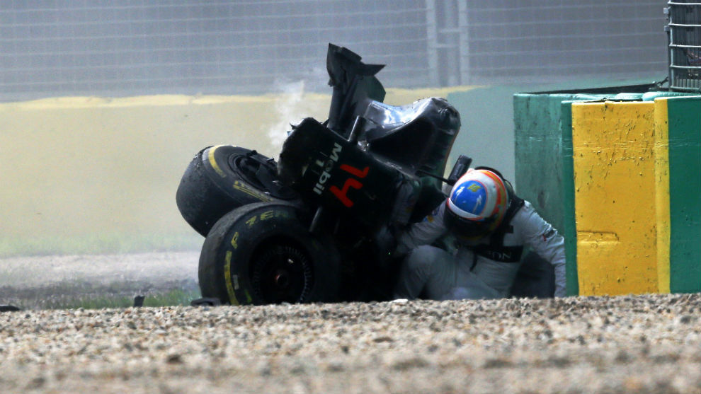 Fernando Alonso sale del McLaren tras el accidente en Australia en...