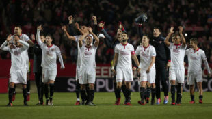 Los jugadores del Sevilla celebran con su aficin la victoria sobre...