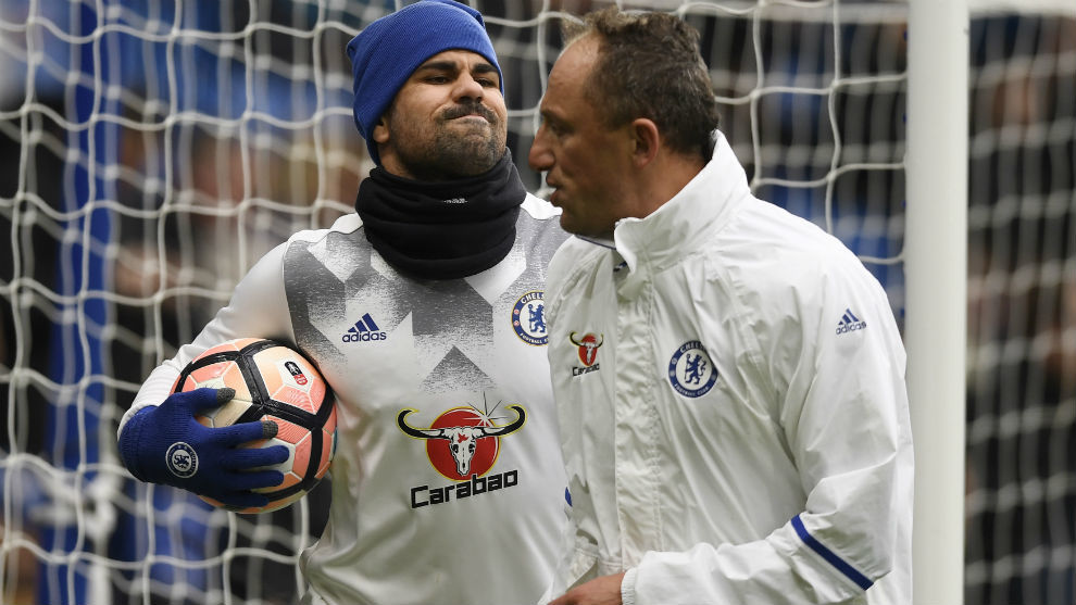 Diego Costa, con un miembro del cuerpo tcnico del Chelsea