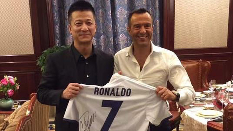 Shu Yuhui posa junto a Jorge Mendes con una camiseta de Cristiano...