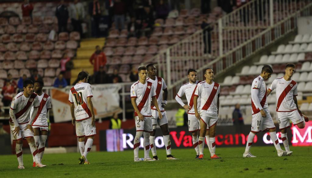 Los jugadores del Rayo Vallecano en el partido de Copa del Rey contra...