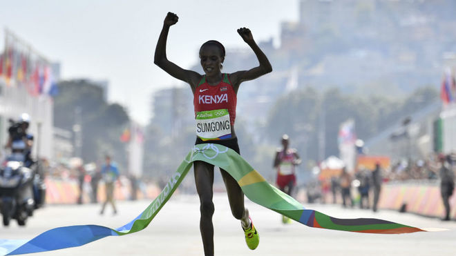 La keniata Sumgong cruza la meta del maratn olmpico de Ro