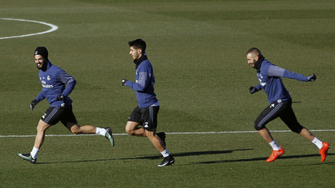 Isco, Asensio y Benzema corren durante el entrenamiento del Real...