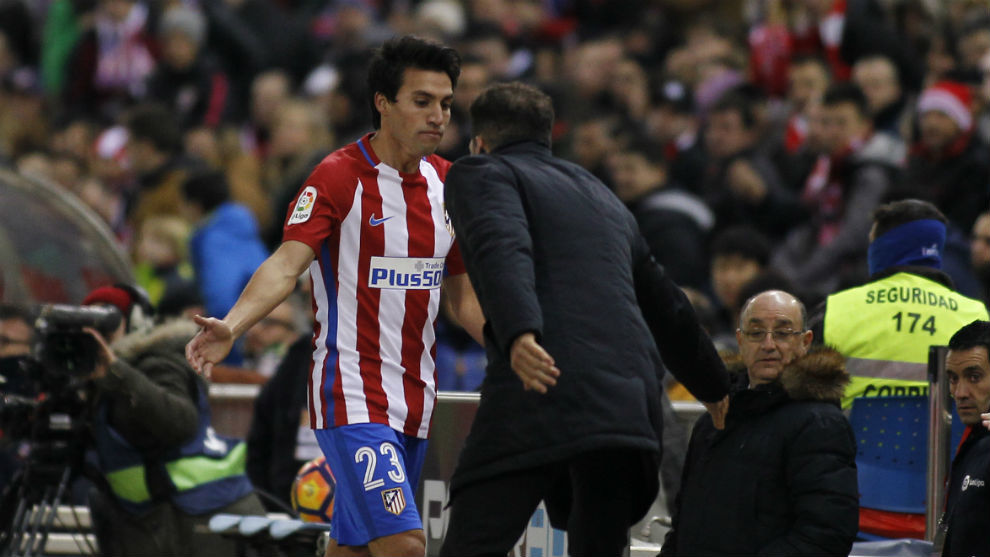 Gaitn y Simeone se saludan en la sustitucin del futbolista ante el...
