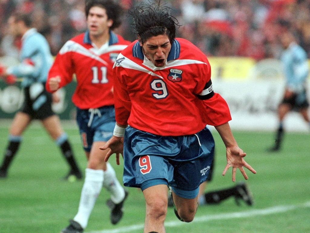 Zamorano, celebrando un gol con la selección ante Uruguay en 1998.