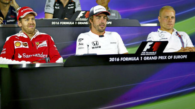 Vettel, Alonso y Bottas, en una rueda de prensa de 2016.