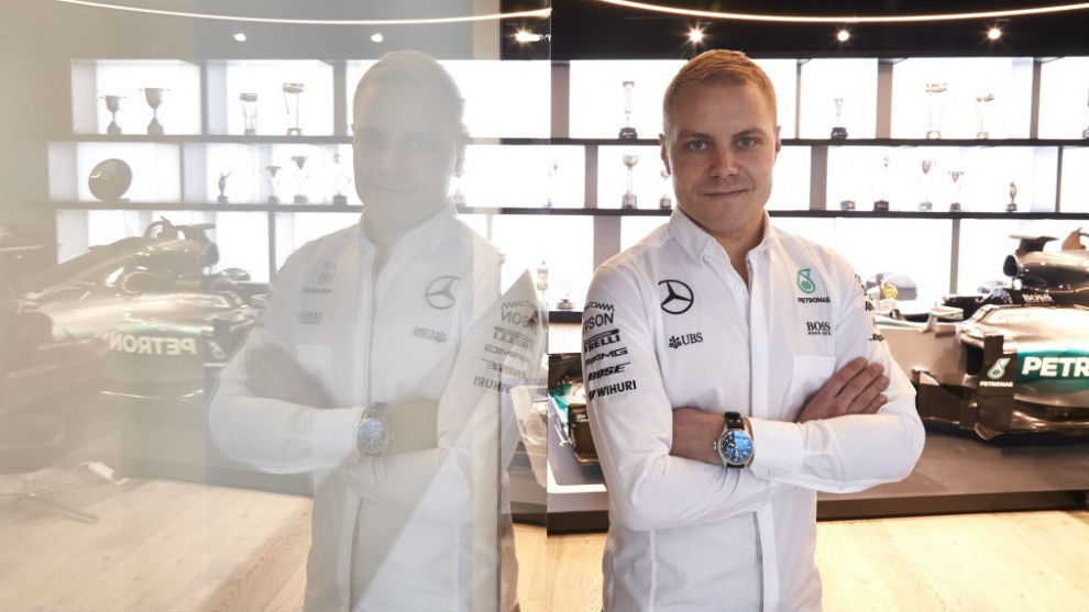 Valtteri Bottas posa como piloto de Mercedes