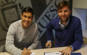 Vinicius firma como nuevo jugador ante la presencia del director...