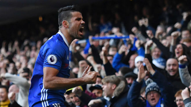 Diego Costa celebra un gol con la aficin del Chelsea