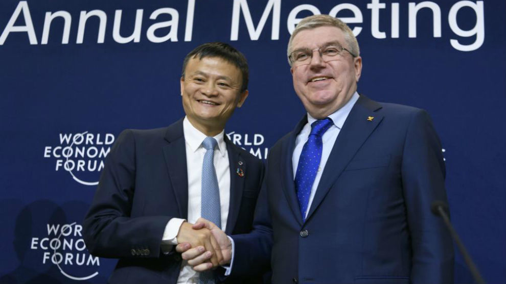 Thomas Bach, presidente del COI, junto a Jack Ma, presidente de...