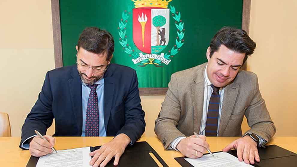 Ignacio Ardila (izquierda) y Fidel Rodrguez firman la renovacin...