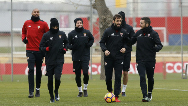 Varios jugadores del Sevilla, en el entrenamiento de este jueves.