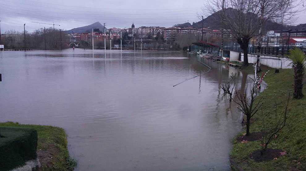 Los terrenos de juego de Landare Toki, inundados de agua