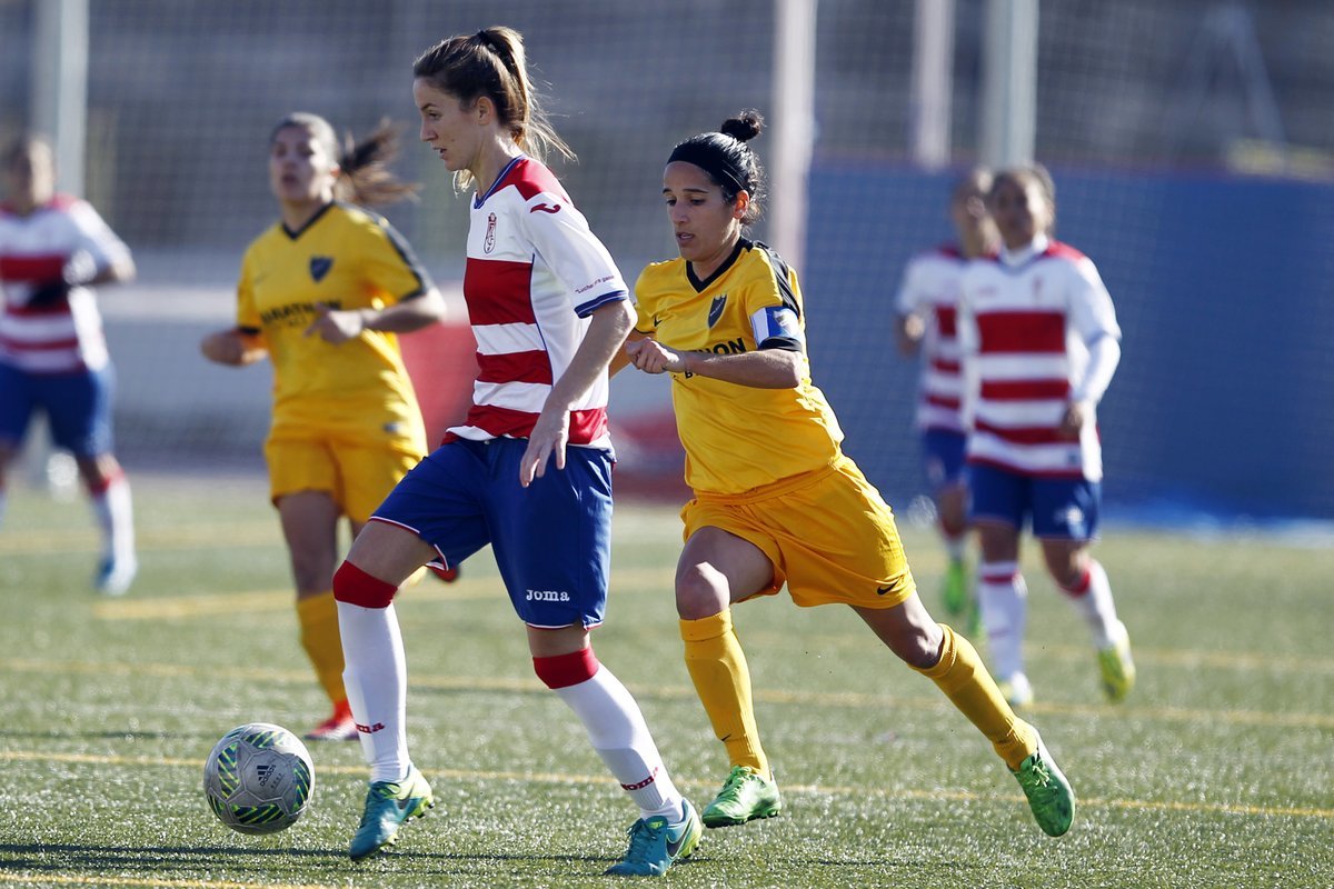 Laura Requena durante un partido con el Granada.