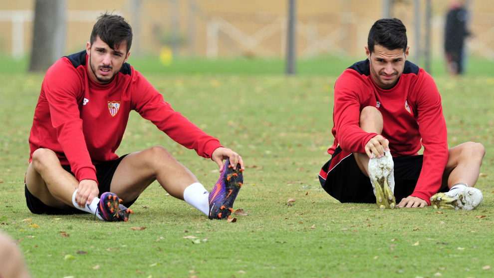 Sarabia y Vitolo estiran durante un entrenamiento.