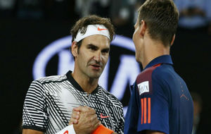 Federer saluda a Berdych en la red