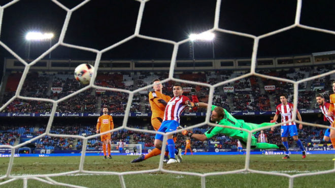 Imagen del gol de Correa al Eibar en el Vicente Caldern