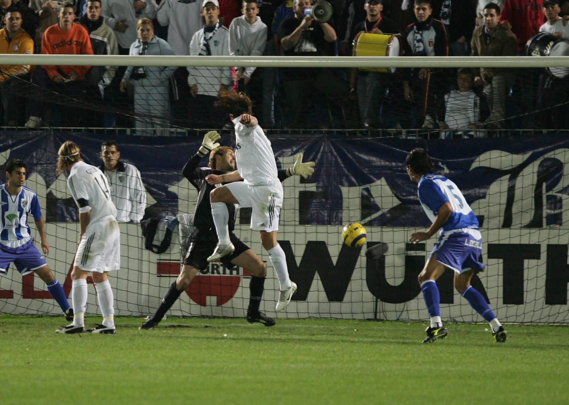 Cabezazo de Ramos en Mlaga para marcar en la Liga 05/06