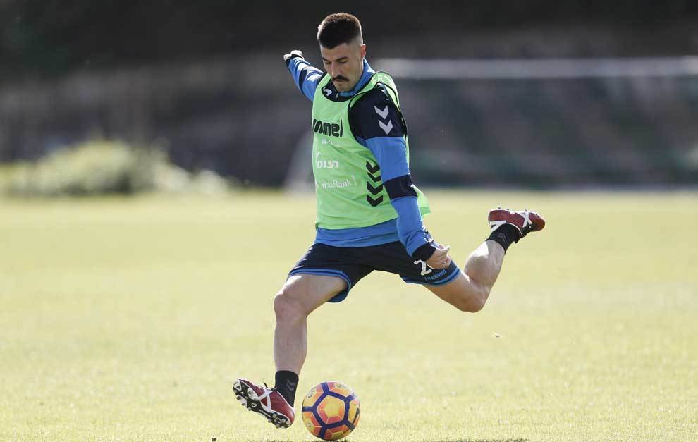lex Garca durante un entrenamiento con el Tenerife.