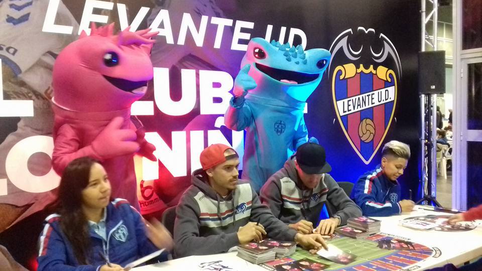 Firma de autgrafos de jugadores del Levante junto a las mascotas del...