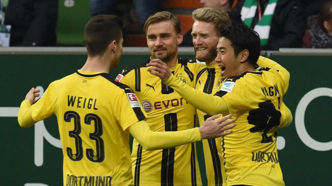 Los jugadores del Dortmund celebran uno de sus goles.