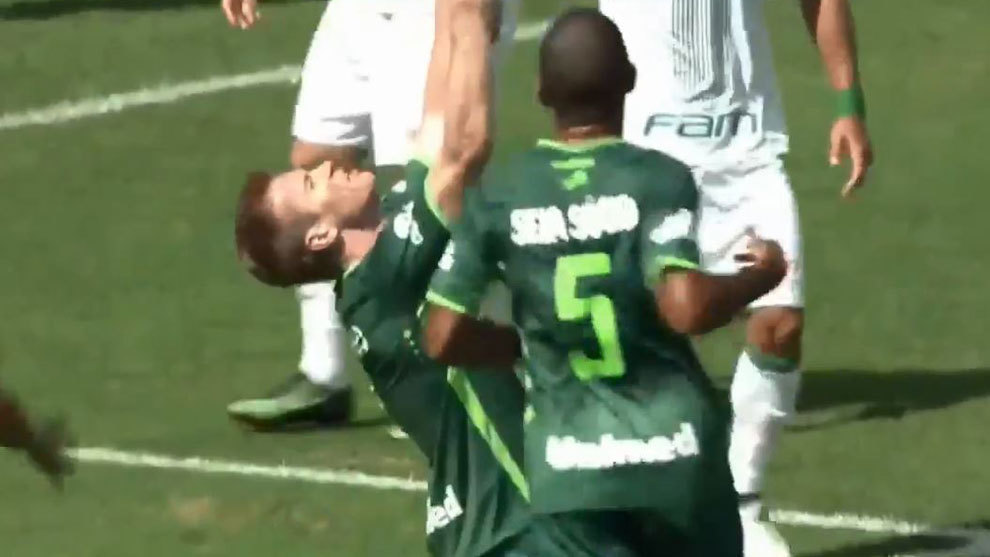 Douglas Grolli marca el primer gol del Chapecoense tras la tragedia