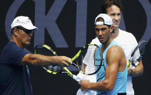 Toni Nadal junto a Rafa y Carlos Moy en Australia.